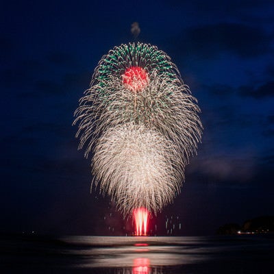 美し海上の打上花火の写真