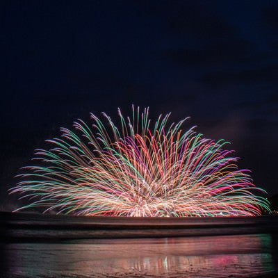 連発する水中花火（鎌倉花火大会）の写真