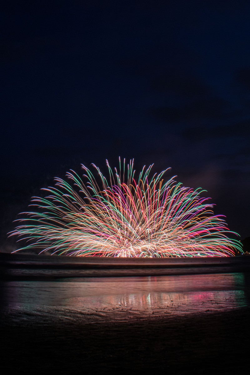 連発する水中花火（鎌倉花火大会）の写真