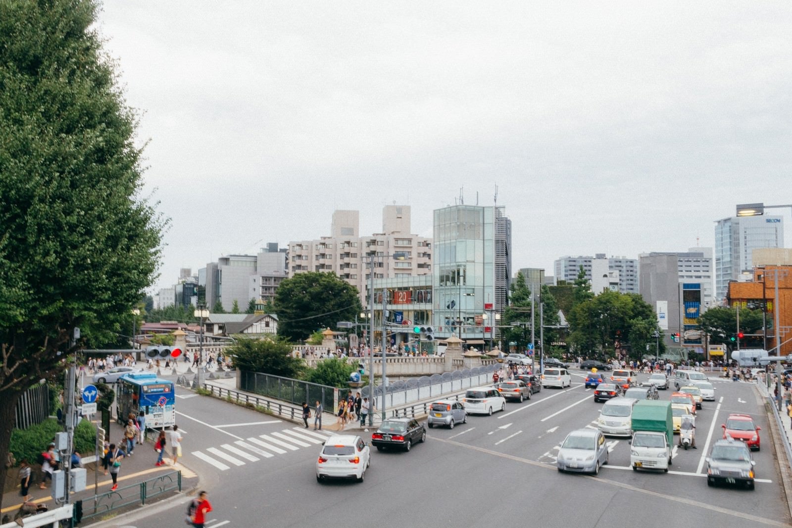 「原宿駅前の交差点」の写真