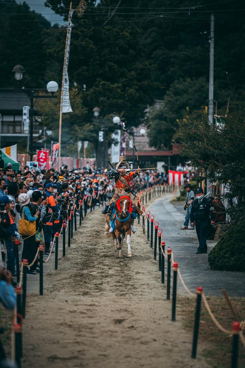 一瞬の静寂の中で矢を放つ準備を整える騎手の写真