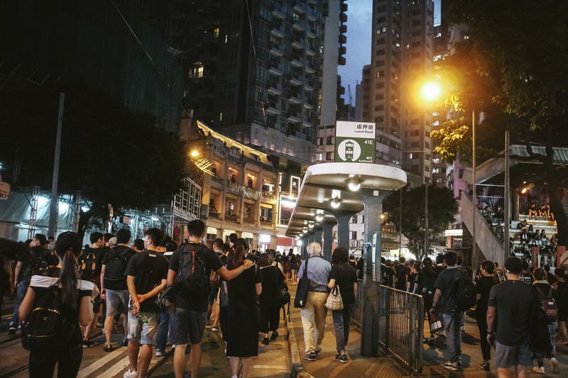 香港デモで路上を歩く人々の写真