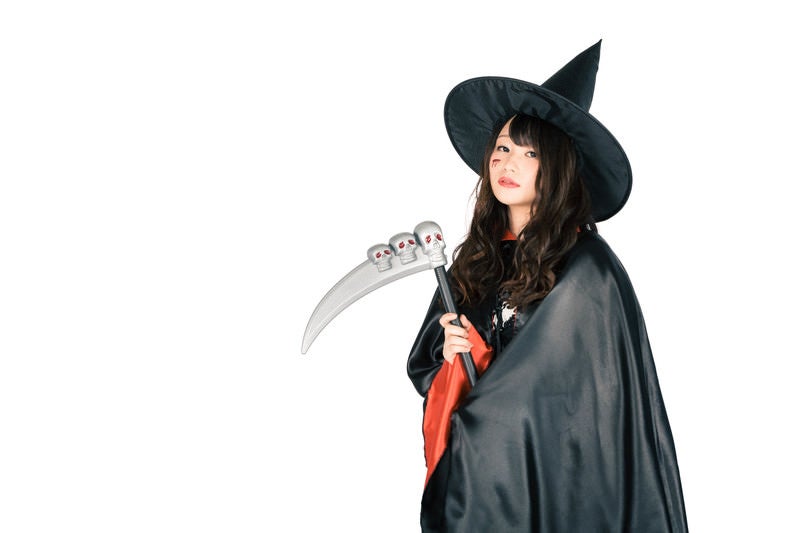 鎌を隠し持った美女魔法使い（ハロウィン）の写真