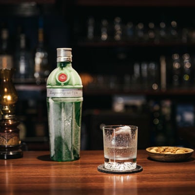 キンキンに冷えたタンカレー　No.10 LONDON DRY GINと雰囲気のあるバーカウンターの写真