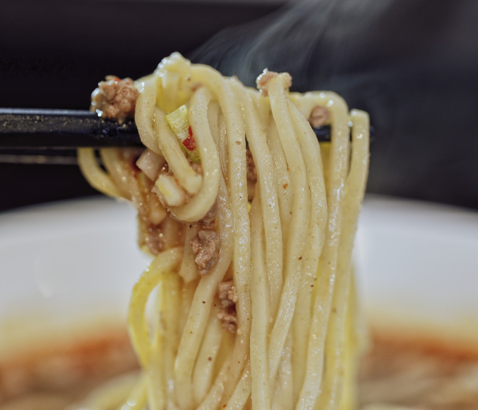 「熱々のもっちり麺に汁がよく絡む」の写真