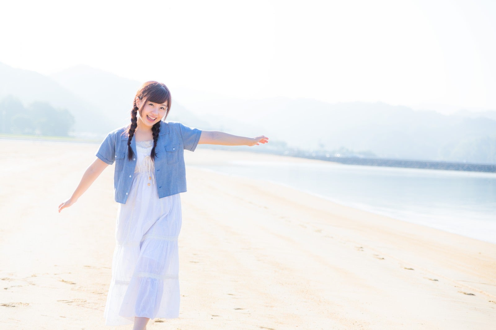 「イマリンビーチと元気な女性」の写真［モデル：河村友歌］