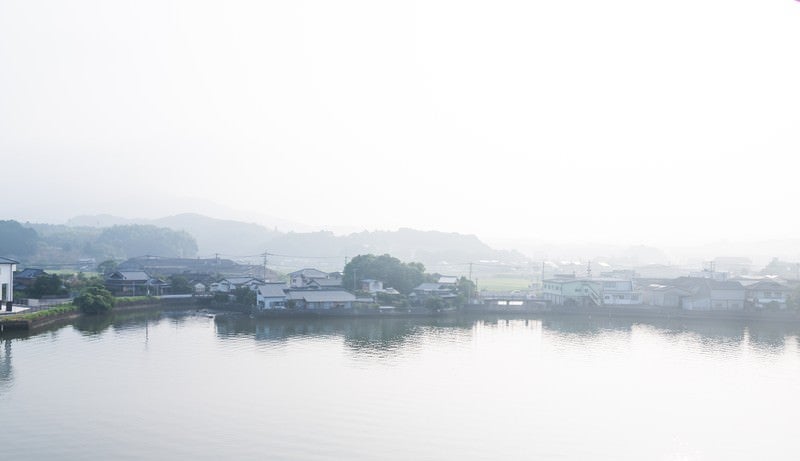 伊万里川と住宅地の写真