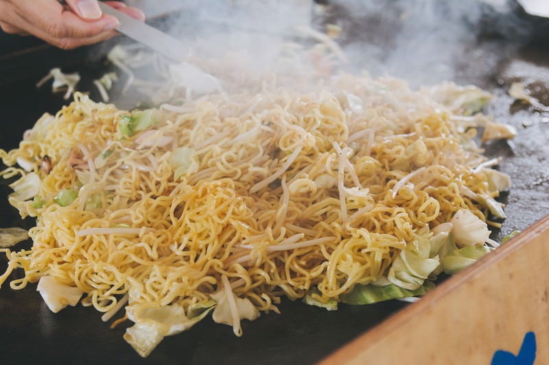 屋台の焼きそばの写真