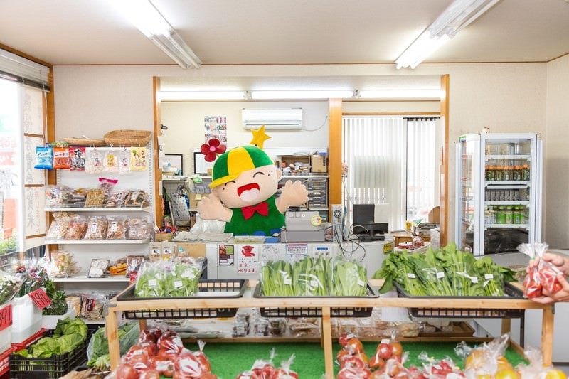 ふれあい市場で店番をするゆるキャラ｢ホットくん｣の写真