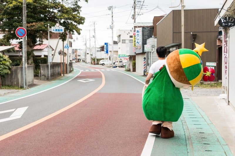 待機所に戻るゆるキャラの写真