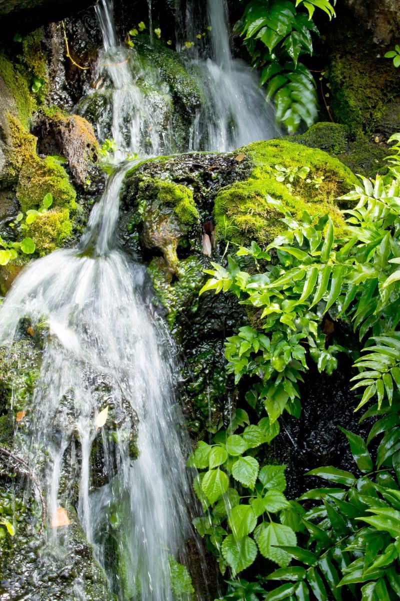 岩場を流れる水の写真