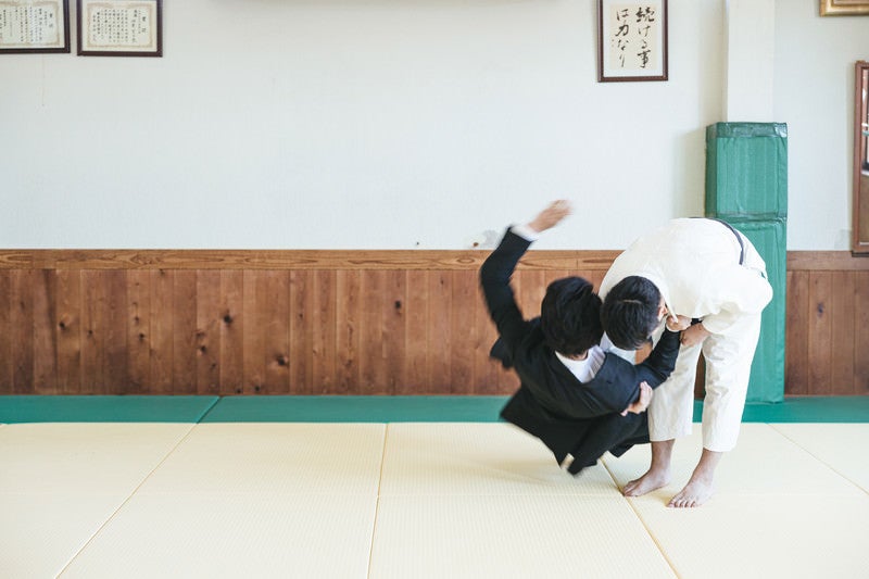 一本背負いで投げられるサラリーマン（シーン5）の写真