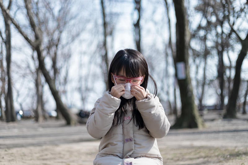 花粉症対策にマスクをする女の子の写真