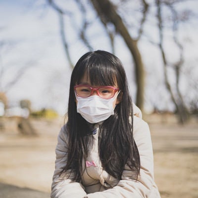 風邪なのか花粉症なのか分からず気怠い表情の女の子の写真