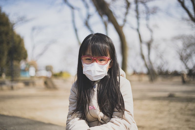 風邪なのか花粉症なのか分からず気怠い表情の女の子の写真