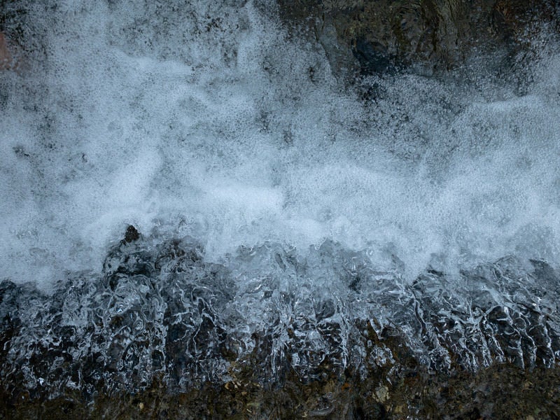 泡立つ水の流れの写真