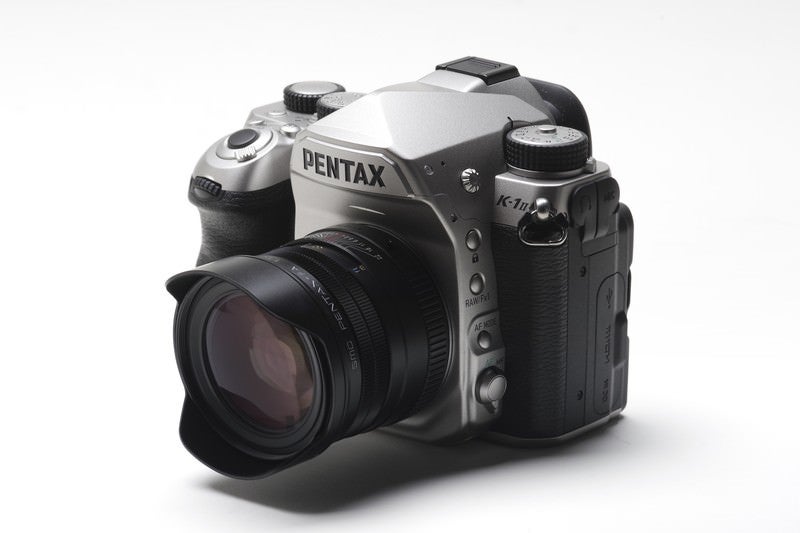 PENTAX K-1MarkⅡ（silver）に FA 31mmF1.8 AL Limited レンズ（black）を装着の写真