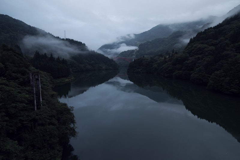 一級河川「庄川峡」と利賀大橋の写真