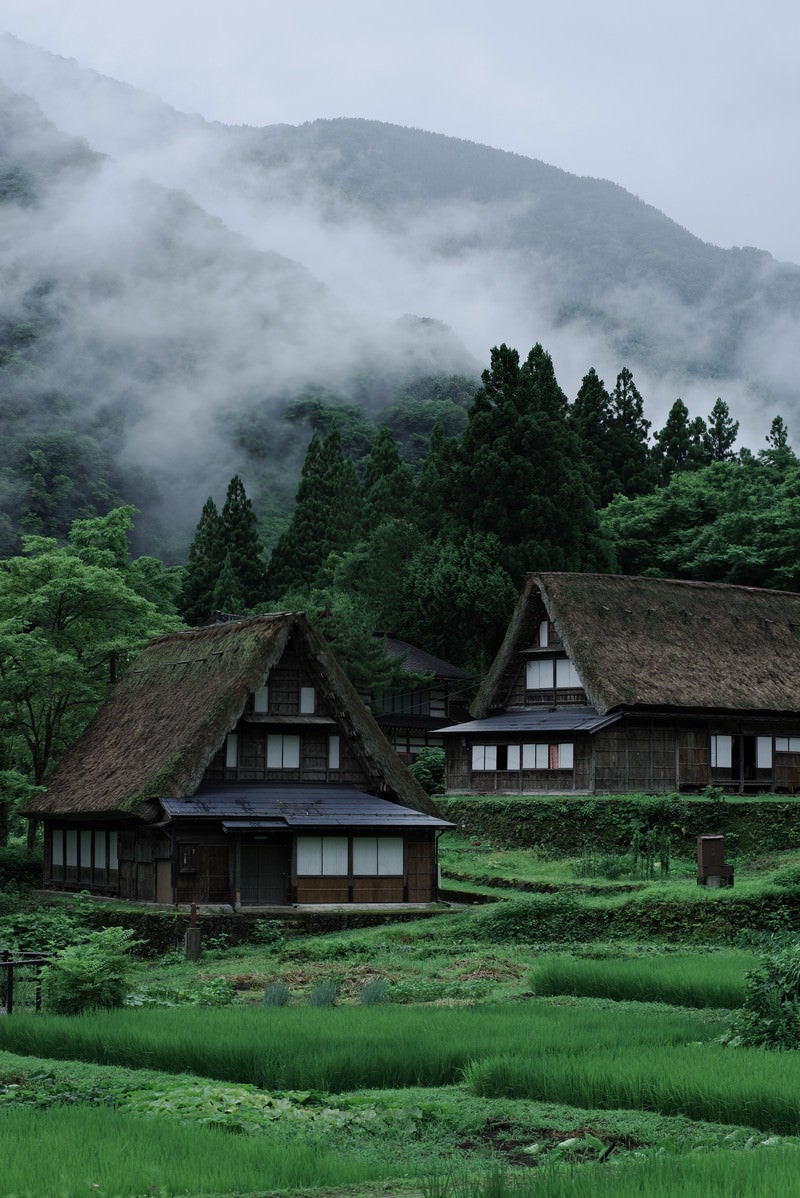 「静寂に包まれる山間の相倉集落」の写真