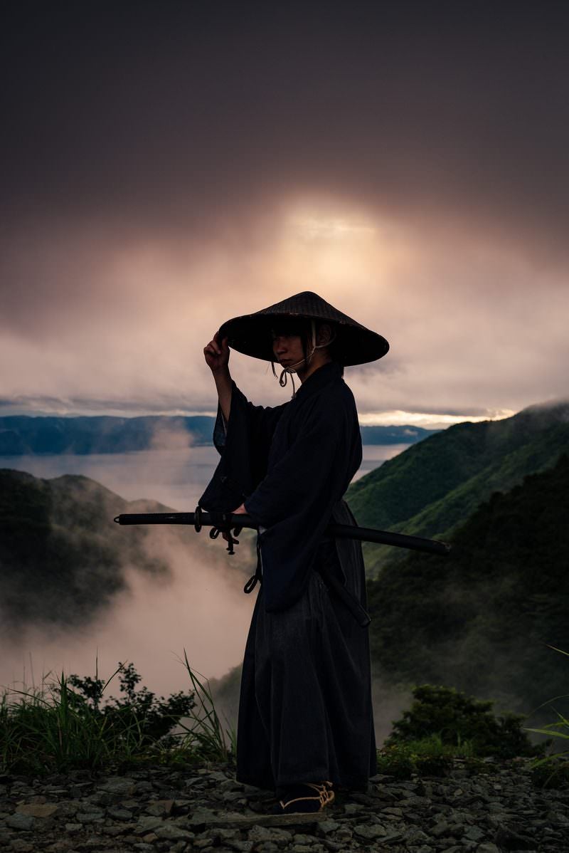 「網代笠に手を添え振り返る侍」の写真［モデル：まーこ］