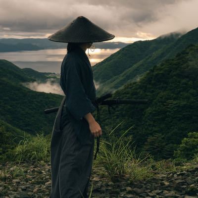 福島県郡山市にある御霊櫃峠から侍が眺める夕日を隠す厚い雲の写真