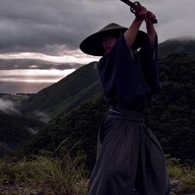 登山道で立ち会う侍の写真