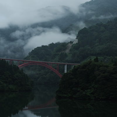 霧が幻想的な庄川峡と利賀大橋の写真