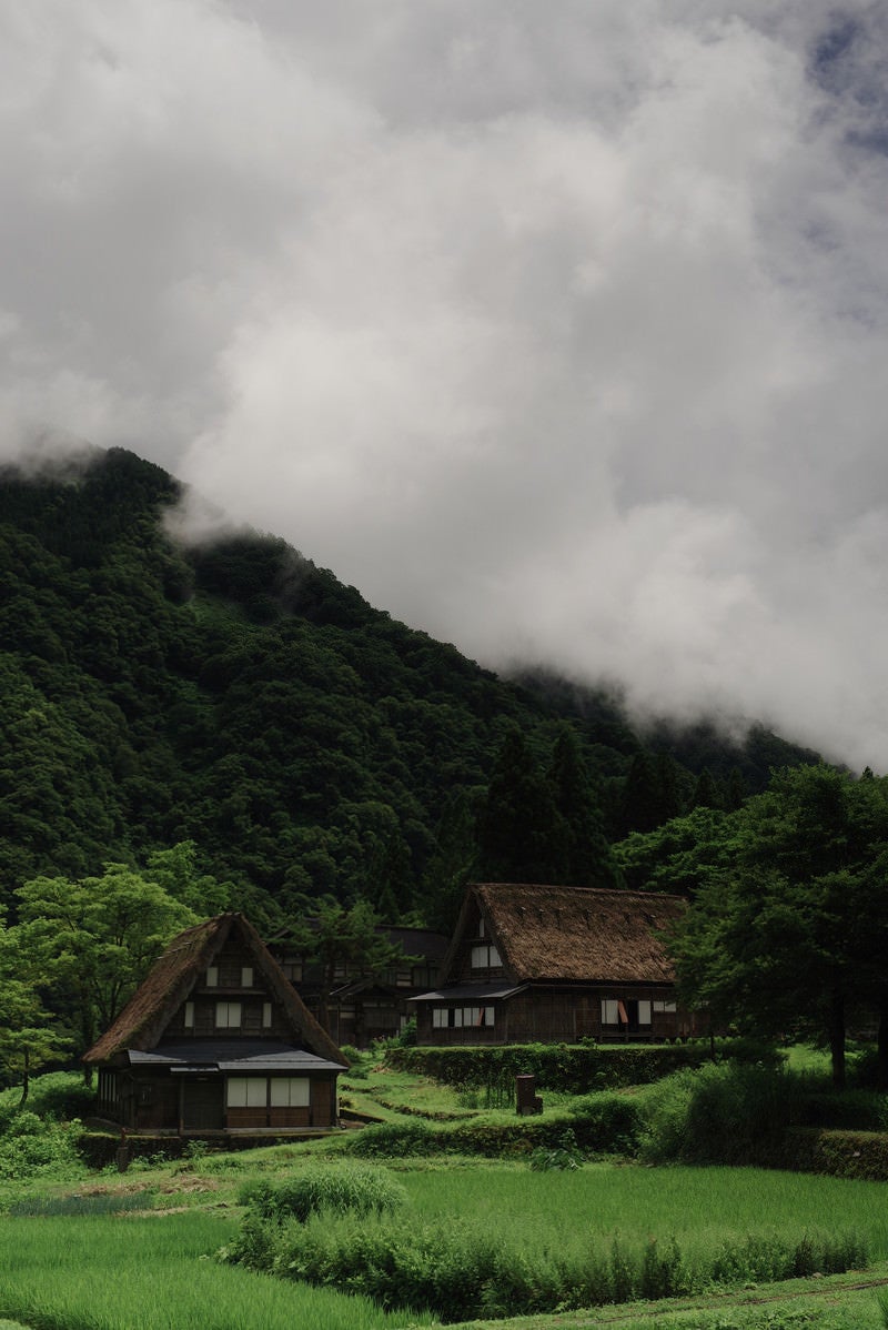 沸き立つ雲と山間の相倉集落の写真