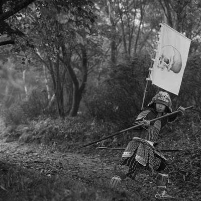 甲冑を纏い槍で攻撃する武士の写真