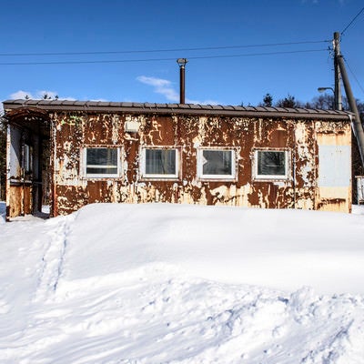 雪に埋もれる北海道「歌内駅」の写真