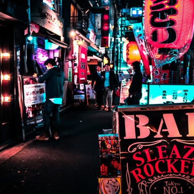 ちょうちんやBARで賑わう裏路地の飲み屋街の写真