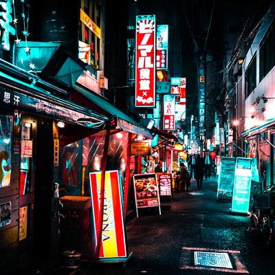 裏路地の居酒屋と飲み歩く人々の写真