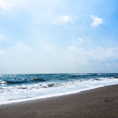 よく晴れた空と海の写真