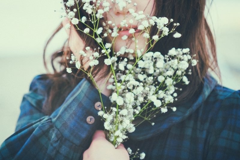 花を握りしめた運命の女性の写真