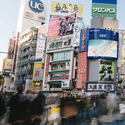 渋谷スクランブル交差点と人混みの写真