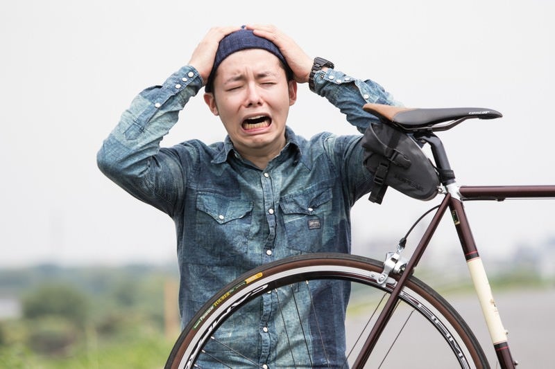 自転車がパンクしたと叫ぶケダモノの写真