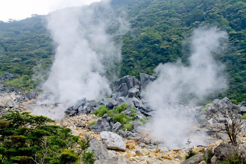 蒸気をあげる大涌谷の写真