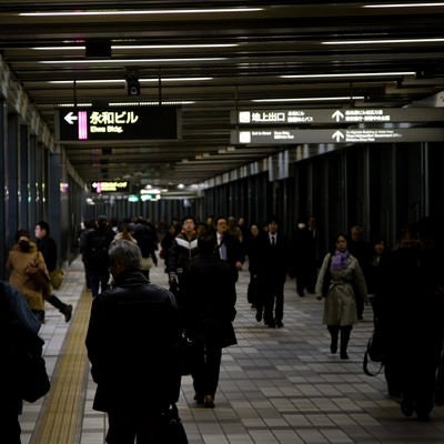 帰宅する人々（新宿）の写真