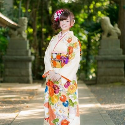 神社と晴れ着姿の女性の写真