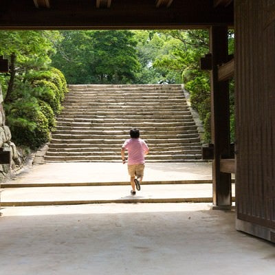 城門（岡山城）を撮影中、走りだすADの写真