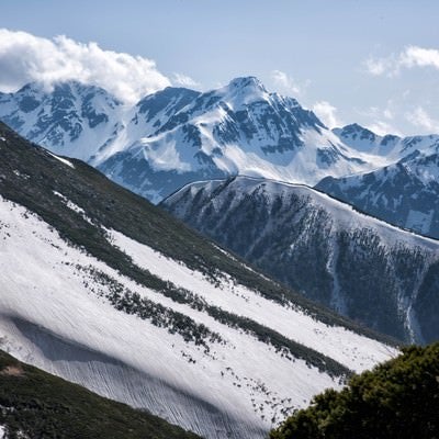 常念山脈から望む沸き立つ雲と北穂高岳の写真