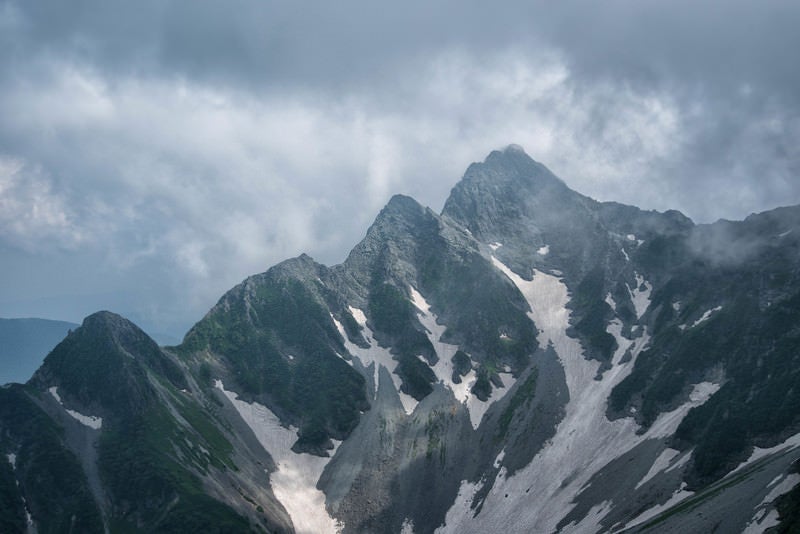 雲間から北尾根に差し込む光（前穂高岳）の写真