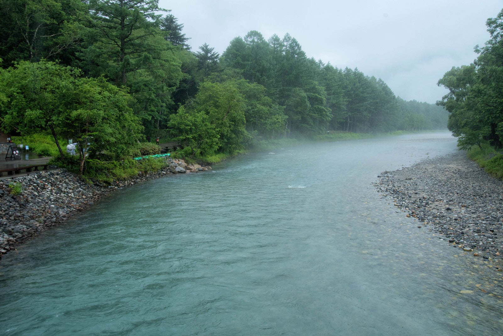 「雨降りの梓川（上高地）」の写真