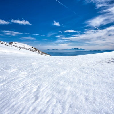 雪原の先に見える八ヶ岳の美しさの写真