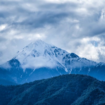 雲に隠れる前常念岳（長野県）の写真