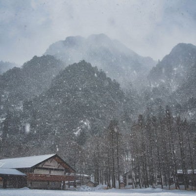 吹雪で視界不良の上高地バスターミナルの写真