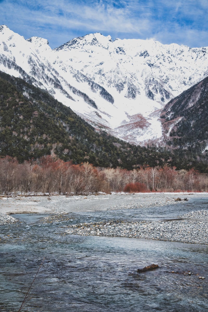 厳冬の上高地から見る穂高連峰へ続く梓川の写真