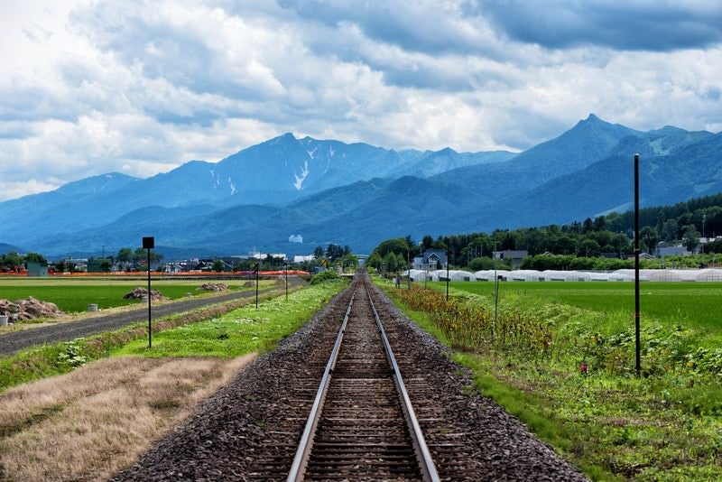 JR富良野線の果てしなく続く線路の写真