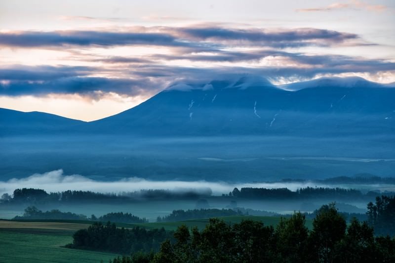 十勝岳の朝焼けの写真