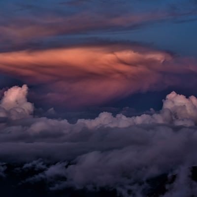 夕暮れに染まる積雲の写真